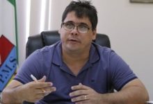 Prof. Lucas sentado à mesa