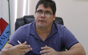 Prof. Lucas sentado à mesa