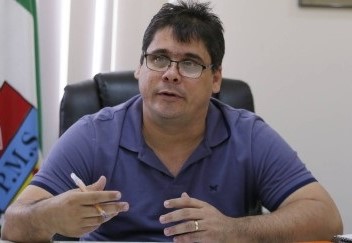 Prof. Lucas sentado à mesa