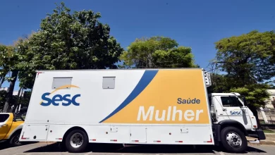 Unidade móvel Sesc Saúde Mulher estacionado