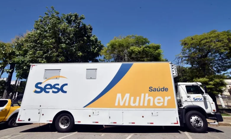 Unidade móvel Sesc Saúde Mulher estacionado