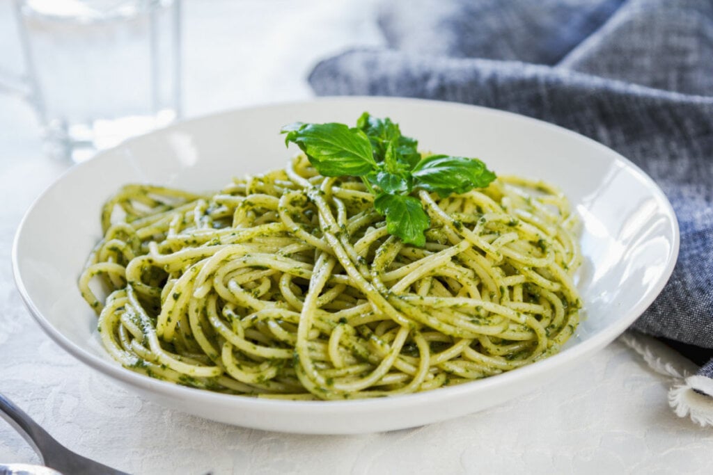 Macarrão ao molho pesto em prato branco