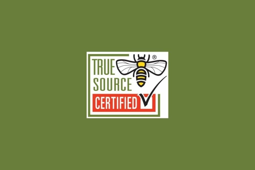 Certificação True Source Honey  em verde e branco com a ilustração de uma abelha 