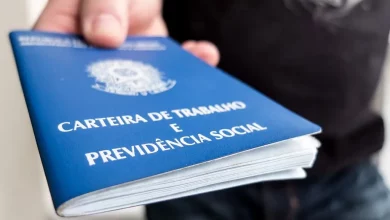 Pessoa estende uma carteira de trabalho