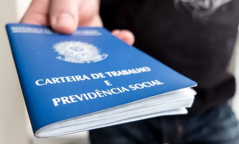 Pessoa estende uma carteira de trabalho