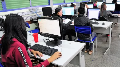 Pessoas trabalhando numa sala de computadores