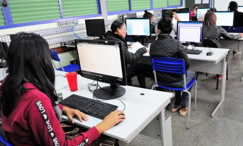 Pessoas trabalhando numa sala de computadores