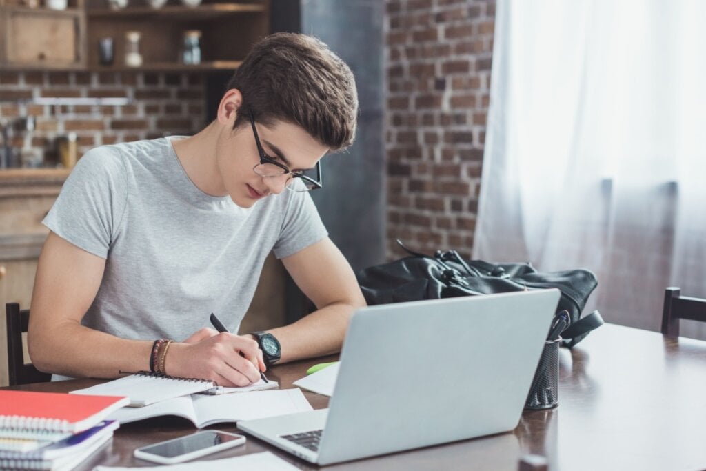 Jovem concentrado estudando