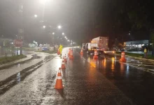 Foto da pista da rodovia Rio-Santos com cones e iluminação