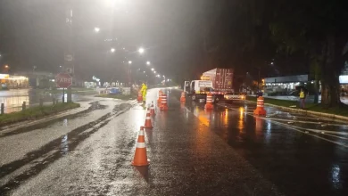 Foto da pista da rodovia Rio-Santos com cones e iluminação