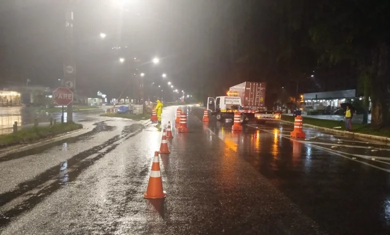 Foto da pista da rodovia Rio-Santos com cones e iluminação