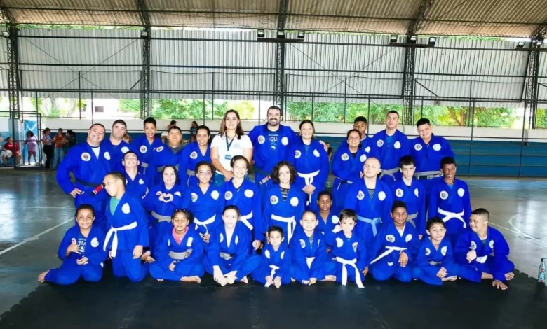 Equipe do jiu-jitsu adaptado de Itaguaí posa para foto