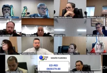 A imagem mostra uma sessão plenária virtual do Tribunal Regional Eleitoral do Rio de Janeiro (TRE-RJ), exibindo 12 participantes em uma videoconferência, com câmeras ligadas. Entre eles, há desembargadores, advogados e outros profissionais. Na parte superior da imagem, podemos ver nomes identificados nos quadros individuais, como **Flavio Paixão**, **Henrique**, **Daniela Bandeira**, **Ricardo Perlingeiro**, e outros. A legenda central inferior informa que a sessão é referente ao processo **ED-REI 0600379-88**, com o status "Em julgamento". A tela está dividida em quadrantes, com cada participante aparecendo em sua própria janela. Algumas pessoas parecem estar ouvindo com atenção, enquanto outras estão concentradas ou interagindo. No canto inferior direito, o ícone do **Zoom** sugere que a sessão está sendo transmitida via essa plataforma de videoconferência.