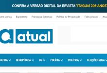 A imagem mostra o cabeçalho do site do "Jornal Atual". No topo, há uma faixa com o texto em destaque: "CONFIRA A VERSÃO DIGITAL DA REVISTA 'ITAGUAÍ 206 ANOS'!" em letras maiúsculas. Logo abaixo, aparecem os menus principais do site, incluindo opções como "Quem somos", "Expediente", "Princípios Editoriais", "Política de Privacidade", "Fale conosco" e "Anuncie". O logotipo do jornal está no centro, composto por um ícone de balão de fala ao lado da palavra "Atual" em letras brancas, dentro de um fundo azul. Abaixo do logotipo, há uma barra de navegação com categorias de notícias, como "Mangaratiba", "Seropédica", "RJ", "Polícia", "Política", "Eleições 2024", entre outras.