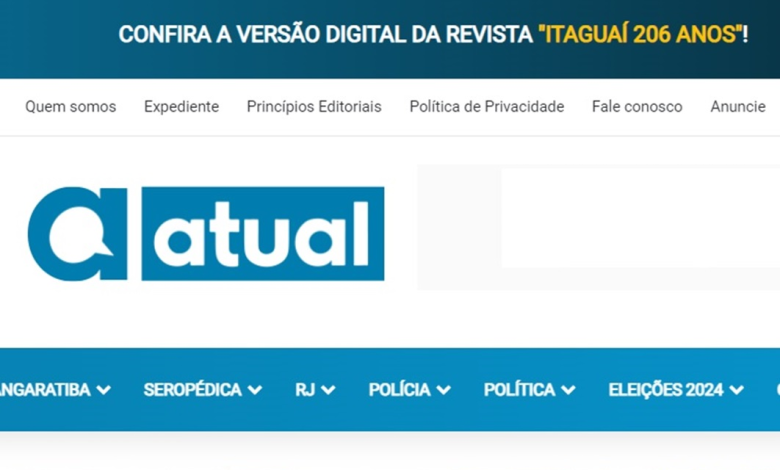 A imagem mostra o cabeçalho do site do "Jornal Atual". No topo, há uma faixa com o texto em destaque: "CONFIRA A VERSÃO DIGITAL DA REVISTA 'ITAGUAÍ 206 ANOS'!" em letras maiúsculas. Logo abaixo, aparecem os menus principais do site, incluindo opções como "Quem somos", "Expediente", "Princípios Editoriais", "Política de Privacidade", "Fale conosco" e "Anuncie". O logotipo do jornal está no centro, composto por um ícone de balão de fala ao lado da palavra "Atual" em letras brancas, dentro de um fundo azul. Abaixo do logotipo, há uma barra de navegação com categorias de notícias, como "Mangaratiba", "Seropédica", "RJ", "Polícia", "Política", "Eleições 2024", entre outras.