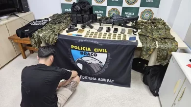 Armas e munições apreendidas na prisão do miliciano Gabriel Ramos Munhe, conhecido como GB