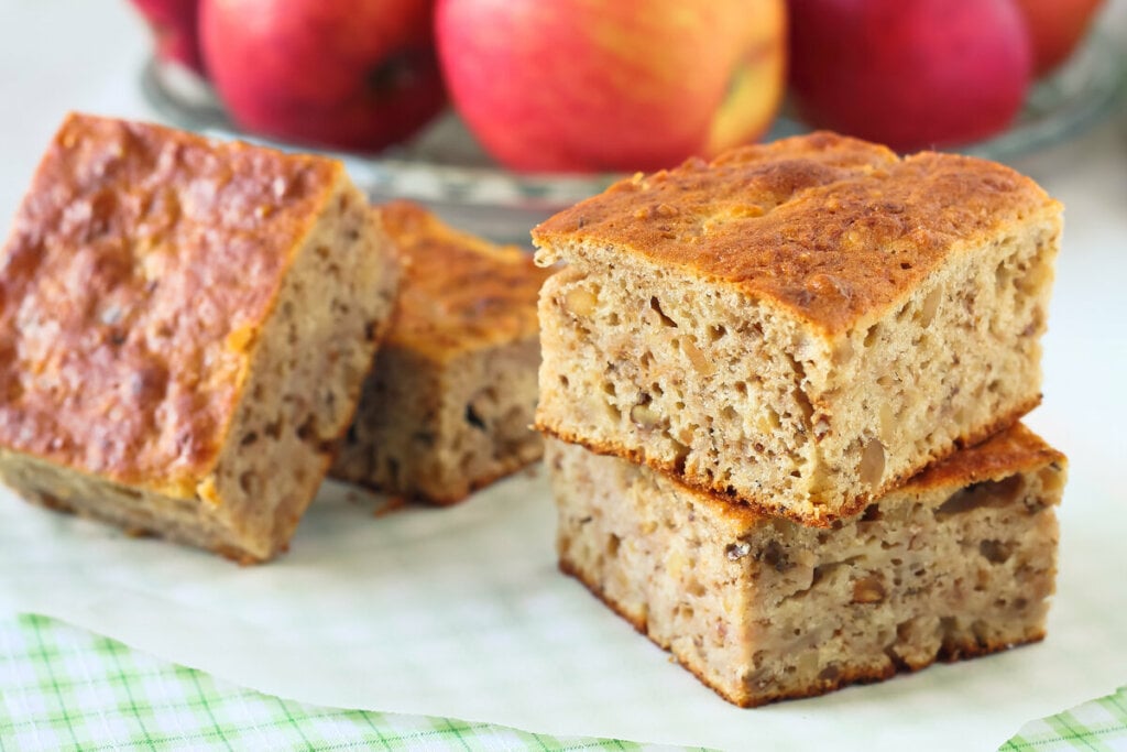 Pedaços de bolo de maçã