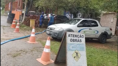 Equipe da Cedae durante reparo emergencial em uma adutora do sistema de abastecimento de Itacuruçá.