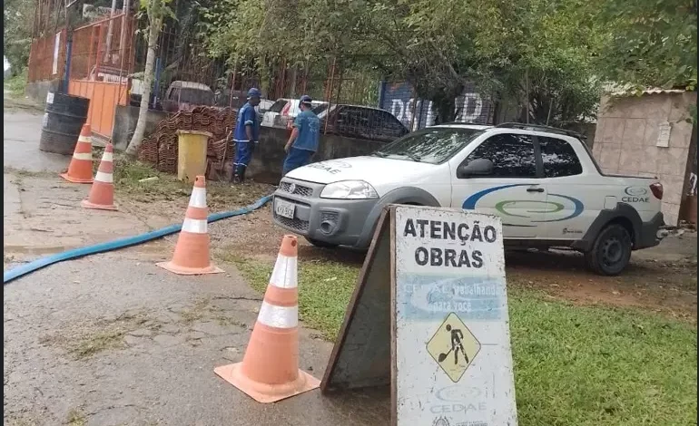 Equipe da Cedae durante reparo emergencial em uma adutora do sistema de abastecimento de Itacuruçá.