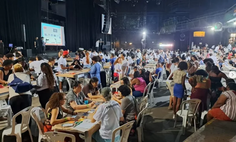 Pessoas participando de uma reunião sobre mudanças climáticas alusiva ao G20