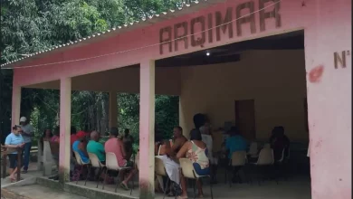 Moradores da Ilha da Marambaia aguardam representantes da Enel na sede da Arqimar