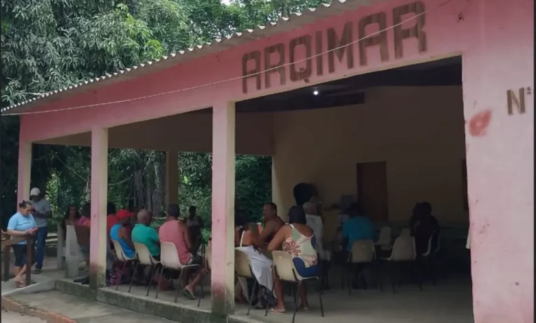 Moradores da Ilha da Marambaia aguardam representantes da Enel na sede da Arqimar