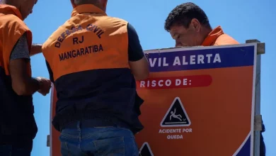 Agentes da Defesa Civil de Mangaratiba instalando placas