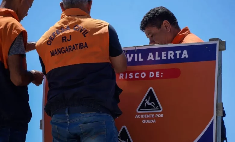 Agentes da Defesa Civil de Mangaratiba instalando placas