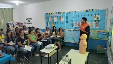 Agente da Defesa Civil de Mangaratiba orienta professores e funcionários da escola.