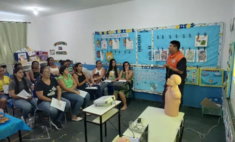 Agente da Defesa Civil de Mangaratiba orienta professores e funcionários da escola.