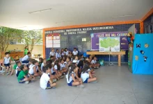 Alunos assistem atentamente à peça teatral “Mata Atlântica”.