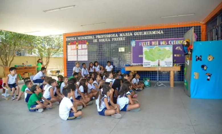 Alunos assistem atentamente à peça teatral “Mata Atlântica”.