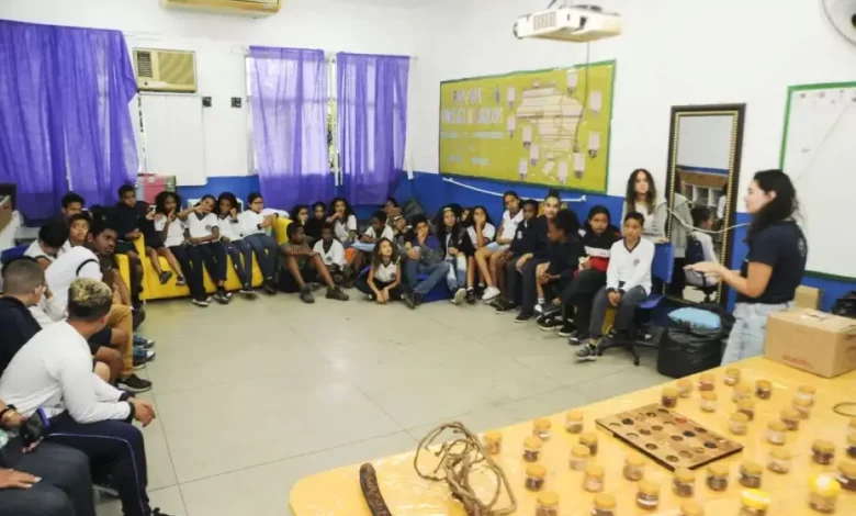 Alunos Escola Professora Maria Guilhermina de Souza Freire, em Itaguaí, durante oficina