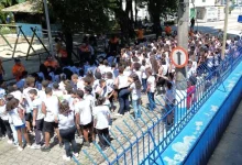 Alunos da Escola Coronel Moreira da Silva formados durante o simulado de evacuação