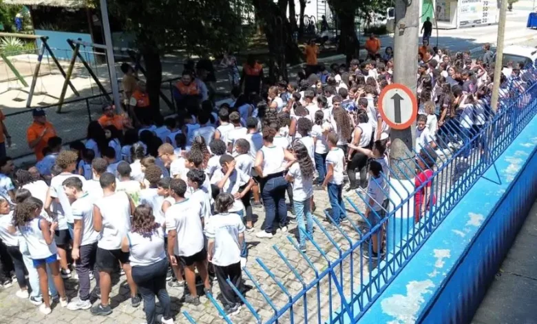 Alunos da Escola Coronel Moreira da Silva formados durante o simulado de evacuação