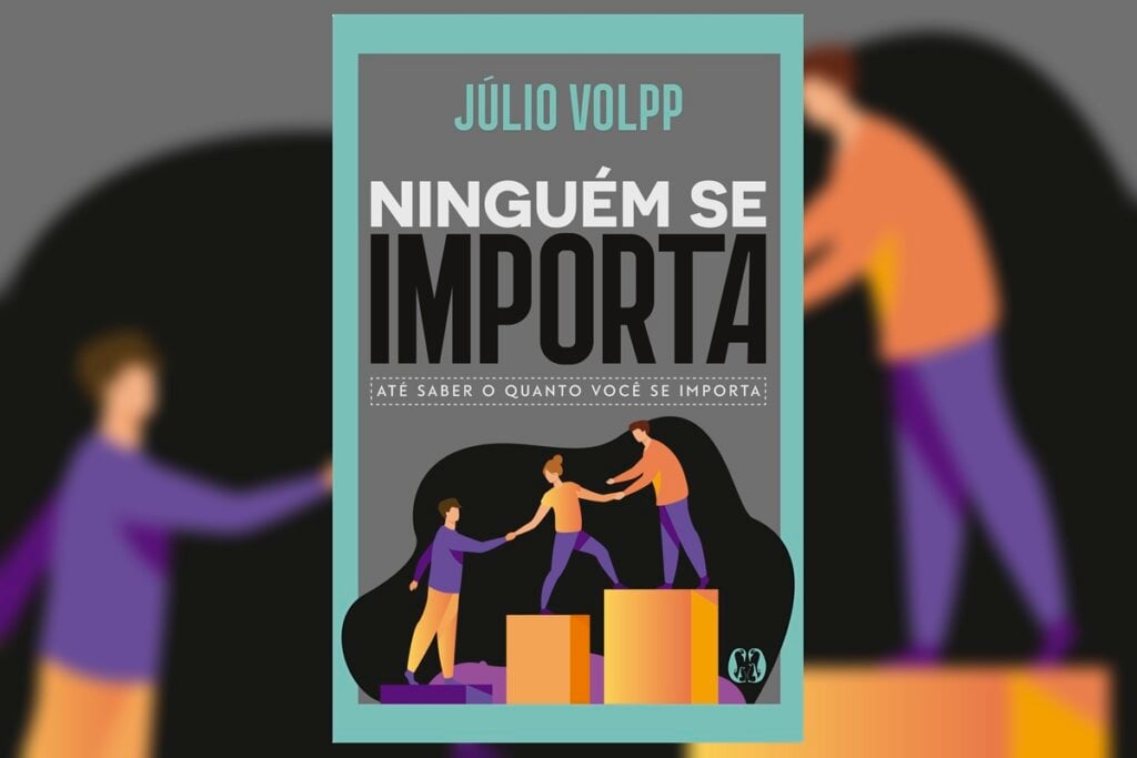 Capa de livro com título e nome do autor e com três pessoas se ajudando a chegar ao topo de três lugares