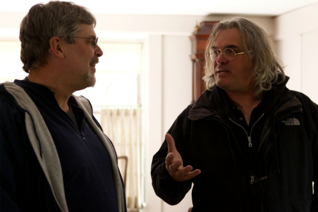 Cena do filme "Capitão Phillips", dois homens de cabelos grisalhos conversando