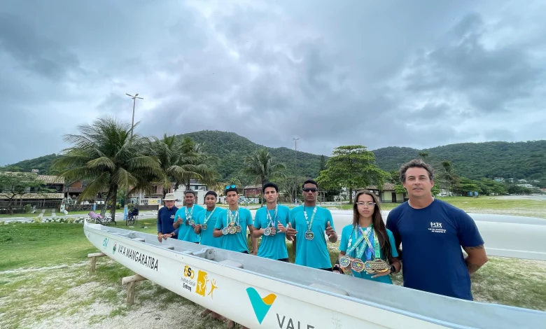 Equipe de atletas do projeto social "Remando para o Futuro" mostra com orgulho as medalhas