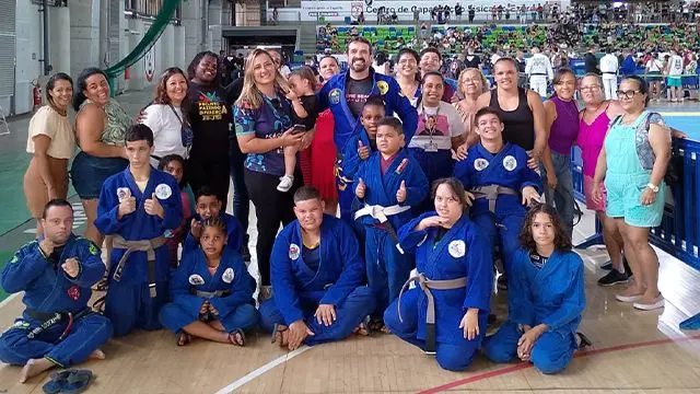 Alunos de jiu jitsu de Itaguaí se reúnem para foto