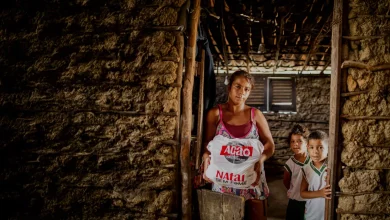 Família recebe doação do Natal Sem Fome