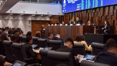 Jovens deputados participam das atividades do Parlamento Juvenil da Alerj no plenário