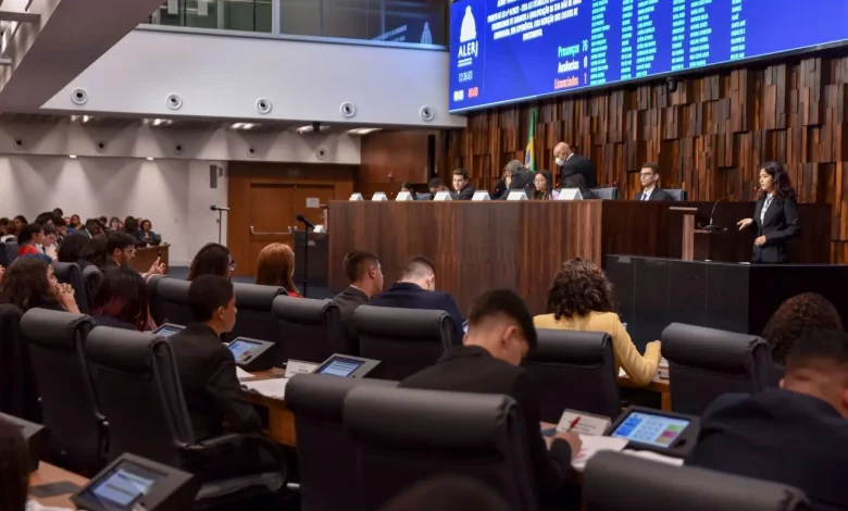 Jovens deputados participam das atividades do Parlamento Juvenil da Alerj no plenário