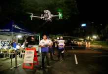 Agente da Operação Lei Seca operando um drone durante fiscalização.