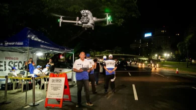 Agente da Operação Lei Seca operando um drone durante fiscalização.