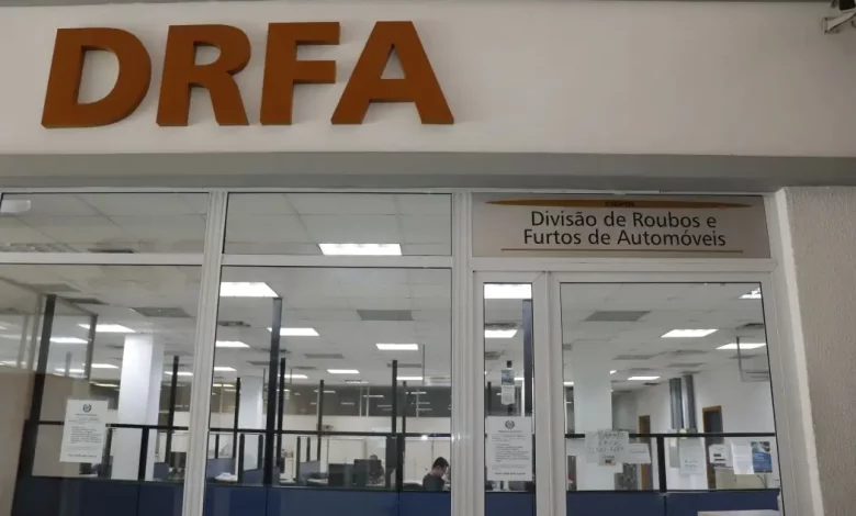 Entrada da Delegacia de Roubos e Furtos de Automóveis