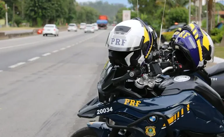 Motos da PRF durante fiscalização nas rodovias federais.