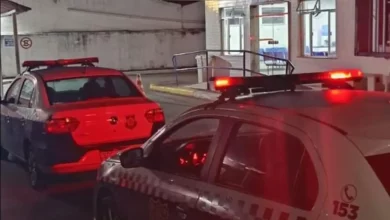 Viaturas da polícia em frente a delegacia de Mangaratiba