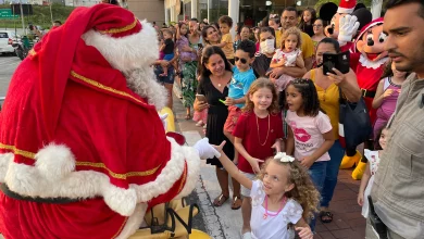 Pais e crianças recebem o Papai Noel no shopping