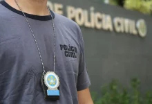 Policial civil em frente à delegacia