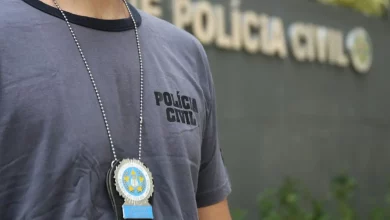 Policial civil em frente à delegacia